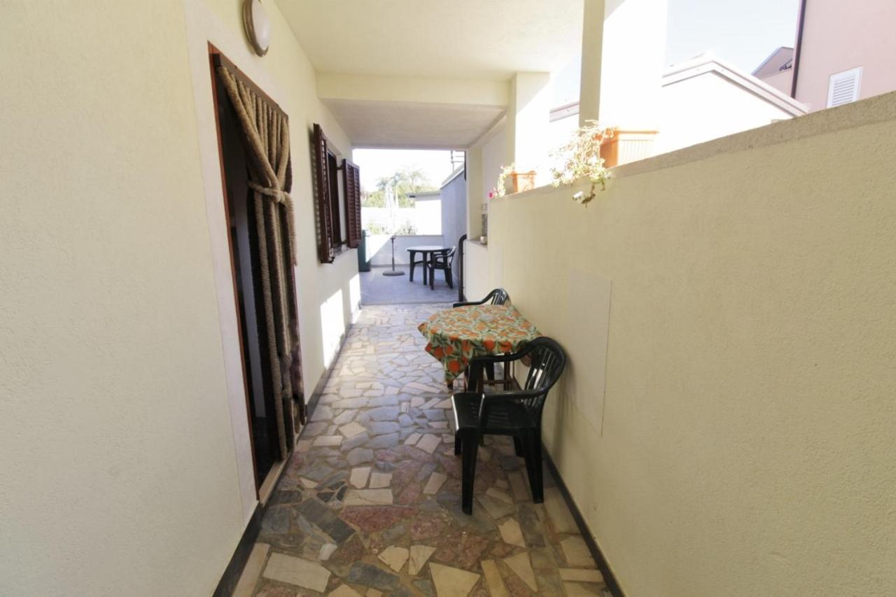 Apartments Zambratija With Sea View Екстериор снимка